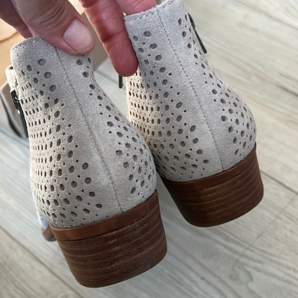 Lucky brand low beige booties 10M - Picture 4 of 6